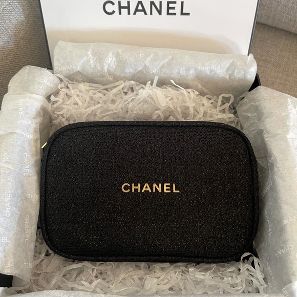 ❌Sold❌ Chanel Shimmer Pouch with Skin care set - Picture 5 of 9